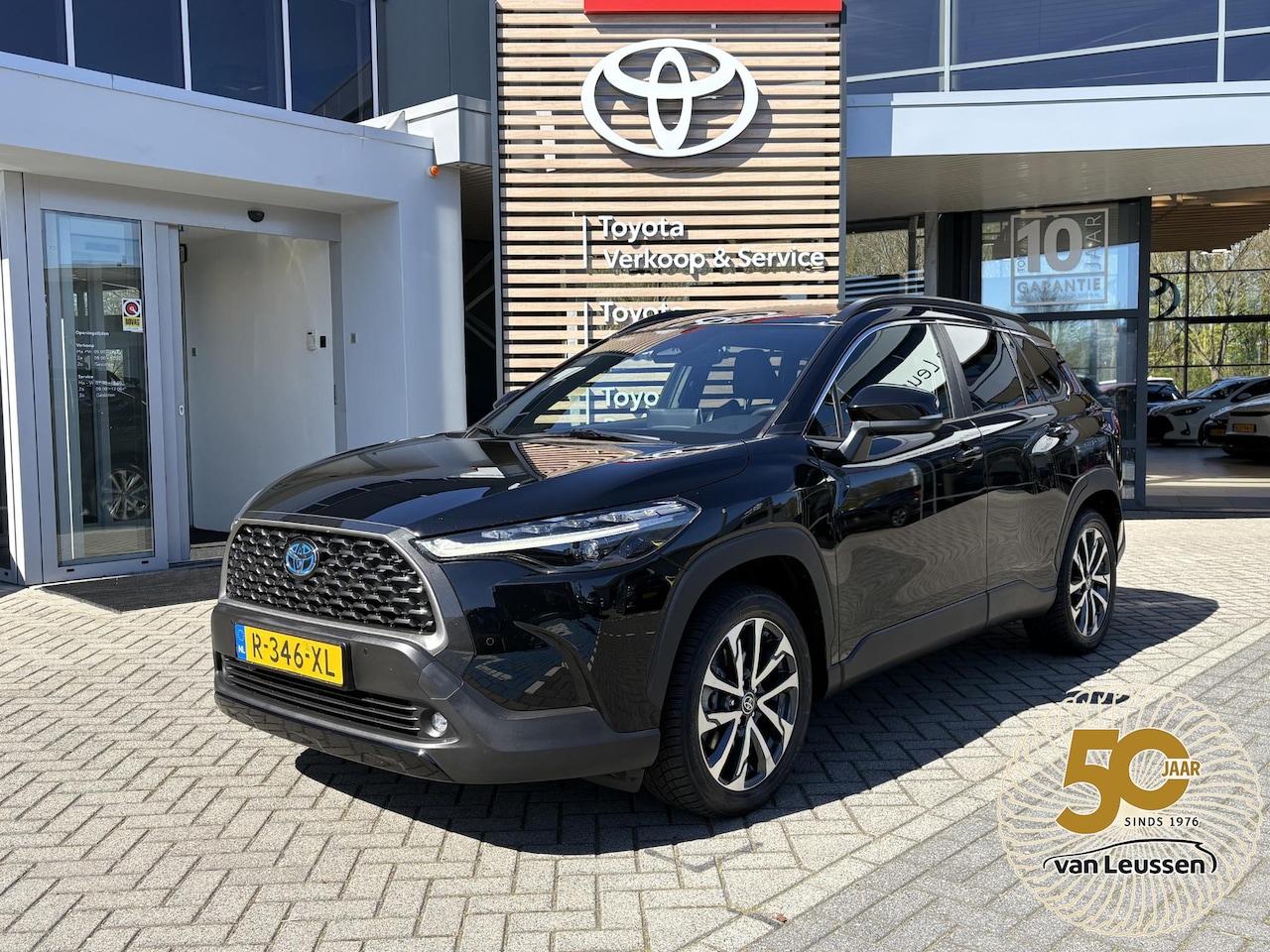 Toyota Corolla Cross - 2.0 HYBRID 184PK FIRST-EDITION BLIND-SPOT EL-ACHTERKLEP LM-VELGEN KEYLESS PARK-SENSOREN ST - AutoWereld.nl