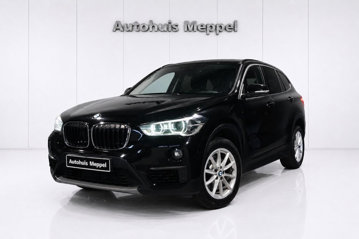 BMW X1 - sDrive20i Advantage*Sportstoelen*PDC*LED+*Naviegatie - AutoWereld.nl
