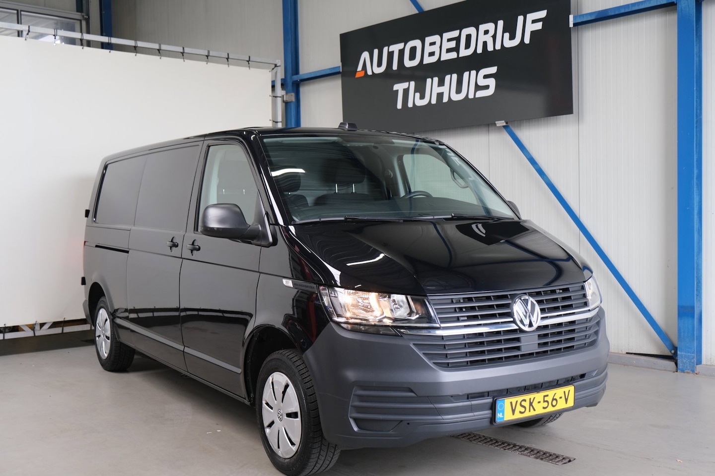 Volkswagen Transporter - 2.0 TDI 150PK L2H1 28 Comfortline Automaat - Airco, Cruise, Navi, PDC, Camera, Carplay, Tr - AutoWereld.nl