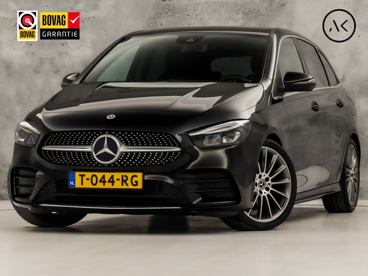Mercedes-Benz B-klasse - 180 AMG Sport Automaat (GROOT NAVI, TREKHAAK, GETINT GLAS, LEDER/ALCANTARA, STOELVERWARMIN - AutoWereld.nl
