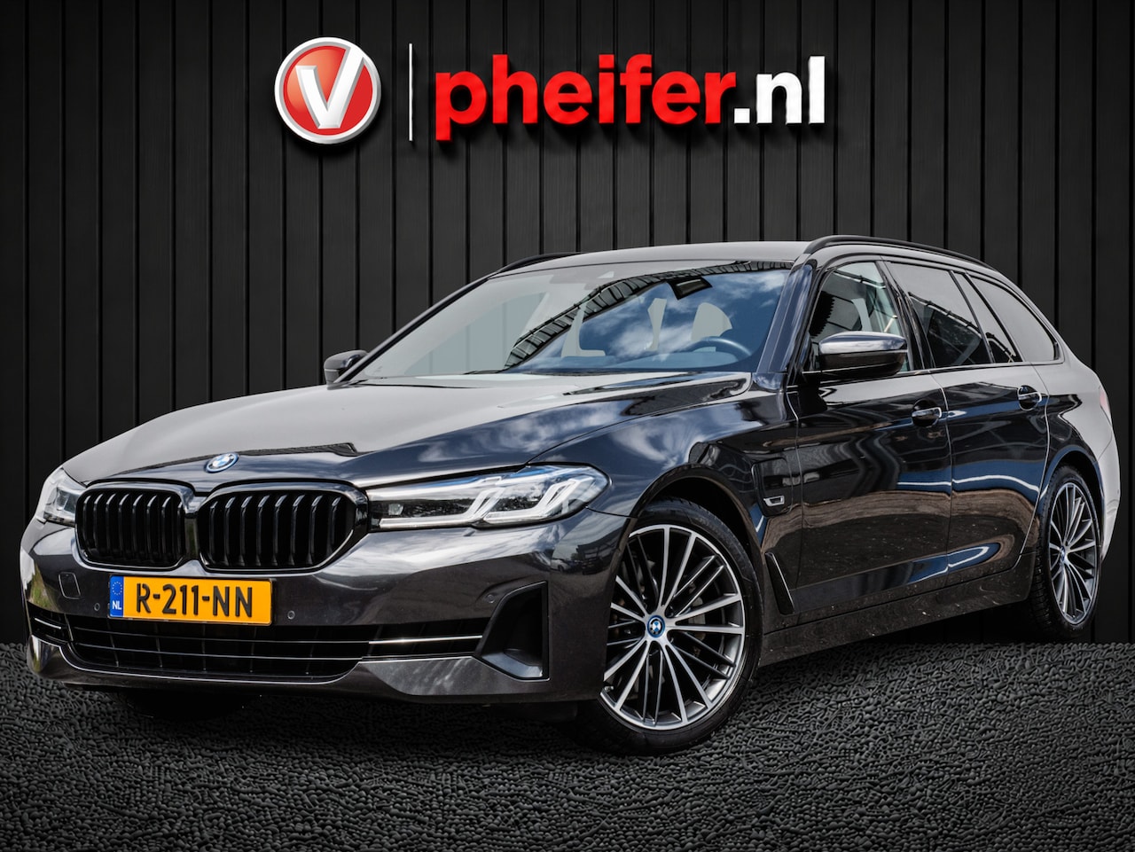 BMW 5-serie Touring - 530e Business Edition Plus Trekhaak/ Nappa Lederen int./ Stoelverwarming/ Camera/ Laser LE - AutoWereld.nl