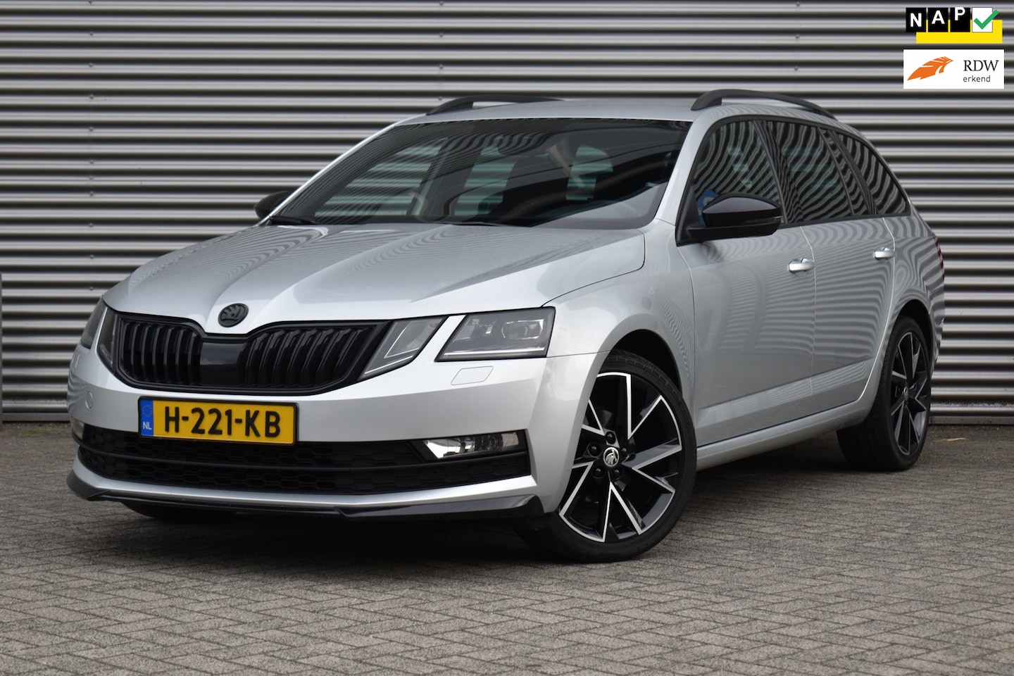 Skoda Octavia Combi - 1.6 TDI Greentech Sport Business 1.6 TDI Greentech Sport Business, Airco, Ecc, Navi, Camera. - AutoWereld.nl