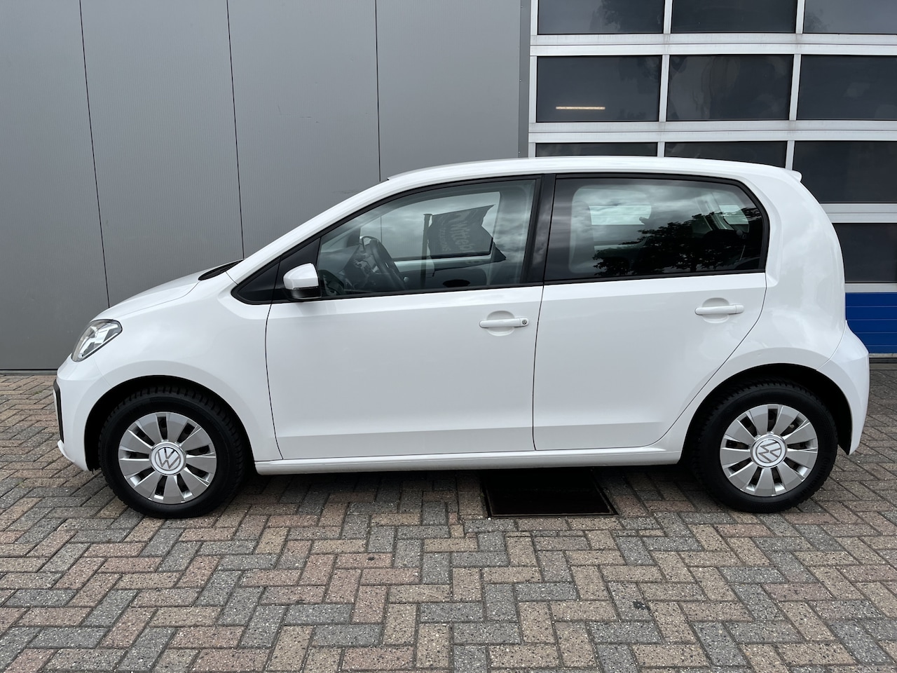 Volkswagen Up! - 1.0 BMT move up! / CRUISE/ AIRCO/ DAB/ BLUETOOTH/ PARK. SENSOREN + CAMERA/ MULTIFUNC. STUU - AutoWereld.nl