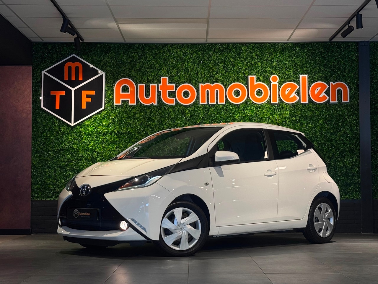 Toyota Aygo - 1.0 VVT-i X-PLAY |NAVI|CAMERA|SUPERSTAAT - AutoWereld.nl