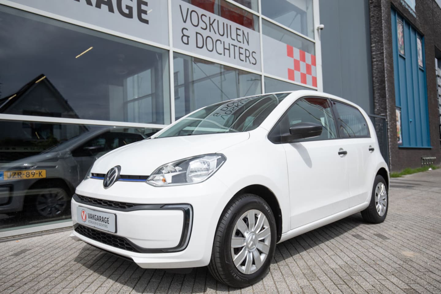 Volkswagen e-Up! - 37 kWh | Bluetooth - AutoWereld.nl