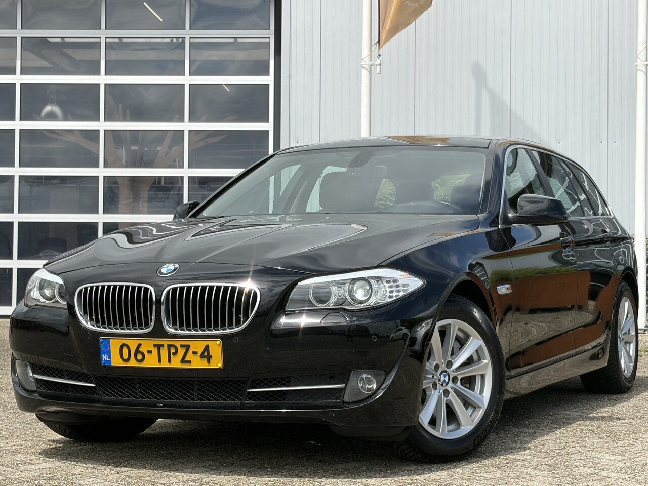 BMW 5-serie Touring - 528i High Executive 245pk | Bi-xenon koplampen | Cruise control | Electronic climate contr - AutoWereld.nl