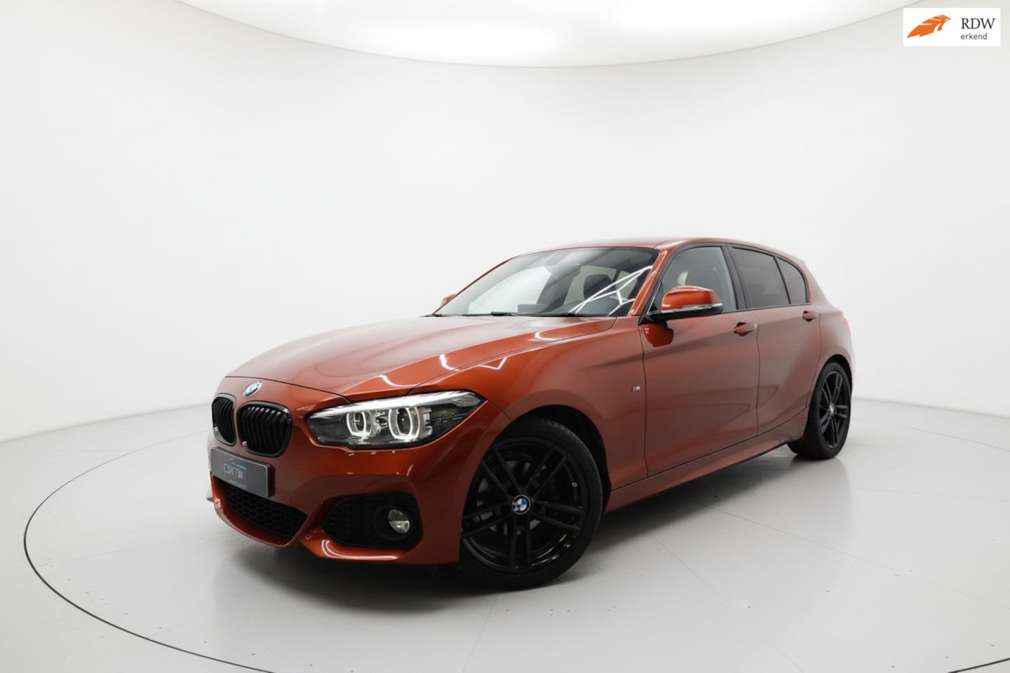 BMW 1-serie - 118i M SPORT PDC LEER STOELVERWARMING NAP - AutoWereld.nl