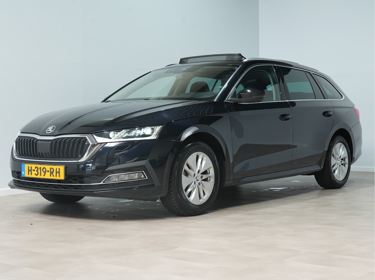 Skoda Octavia Combi - 1.5 b 150pk TSI First Edition Panoramadak Trekhaak Meallic 284 - AutoWereld.nl