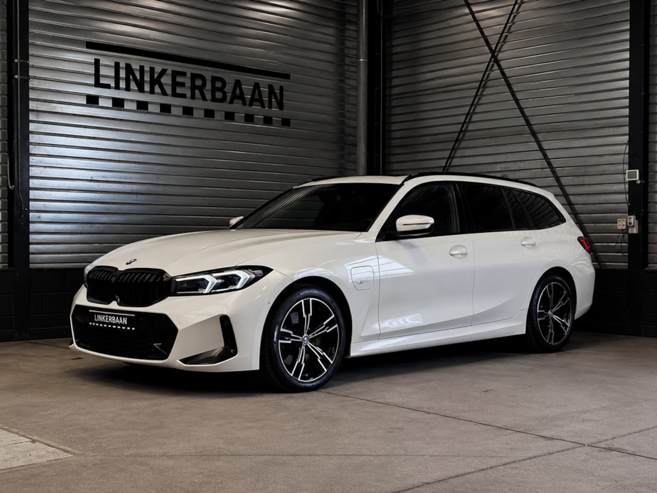 BMW 3-serie Touring - 330e xDrive Hybride | SOH 95% | Facelift | M Sport | Pan - AutoWereld.nl