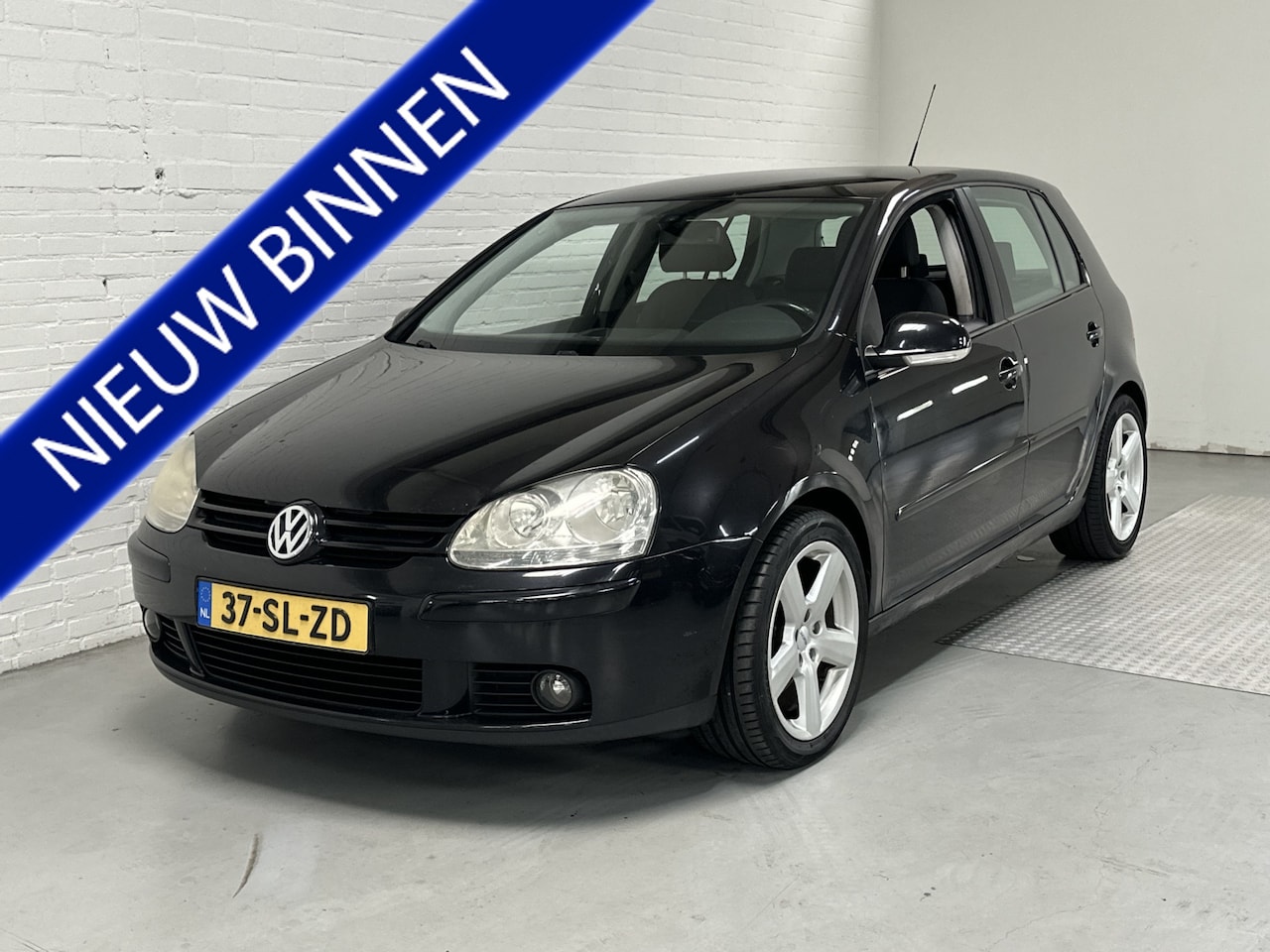 Volkswagen Golf - 1.6 FSI Sportline AIRCO / NAVI / CAMERA / CRUISE - AutoWereld.nl