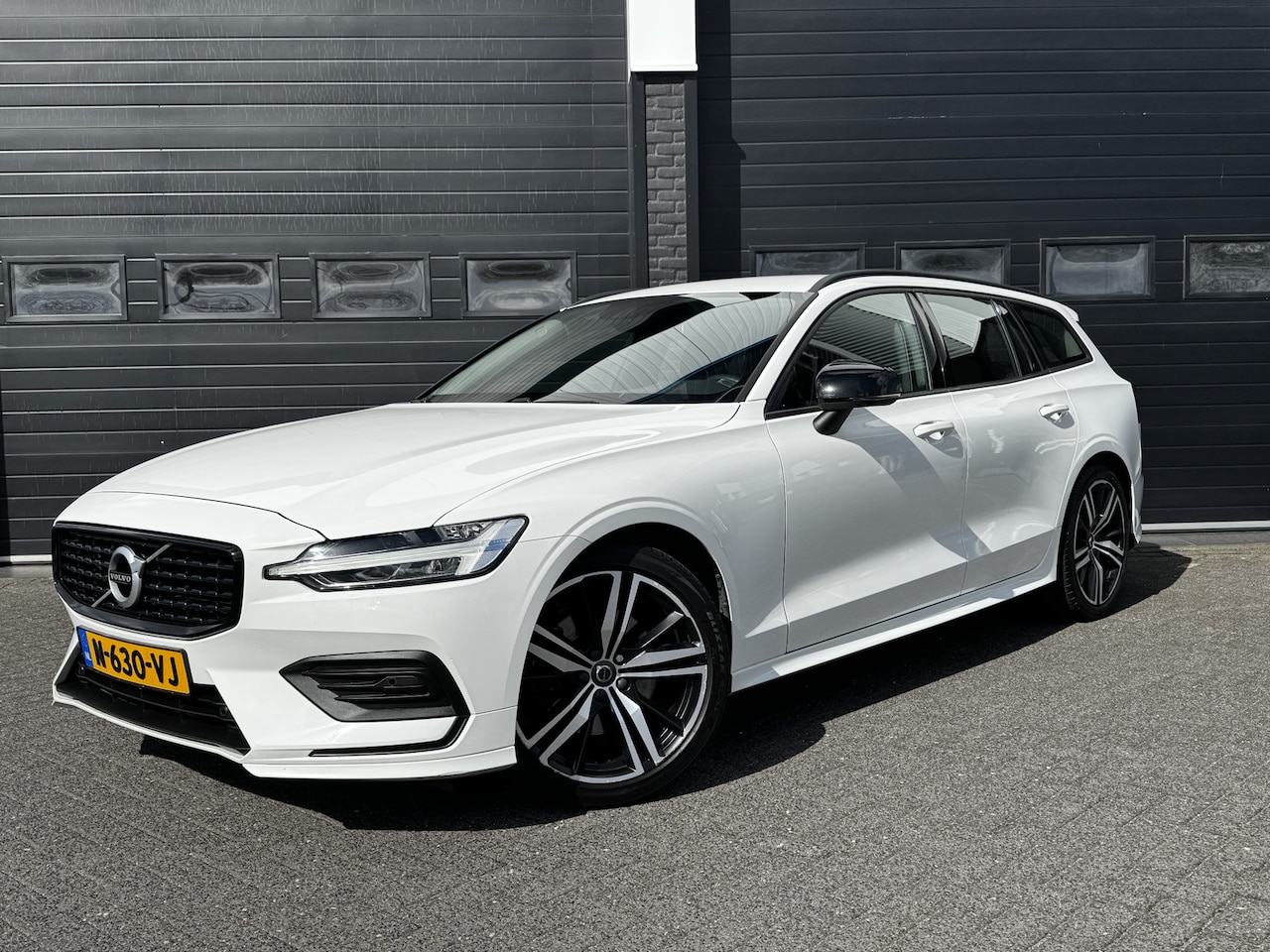 Volvo V60 - 2.0 B3 163PK Momentum R-Design | Camera | Trekhaak | Stoel & Stuur verw. | €23.900,- incl. - AutoWereld.nl