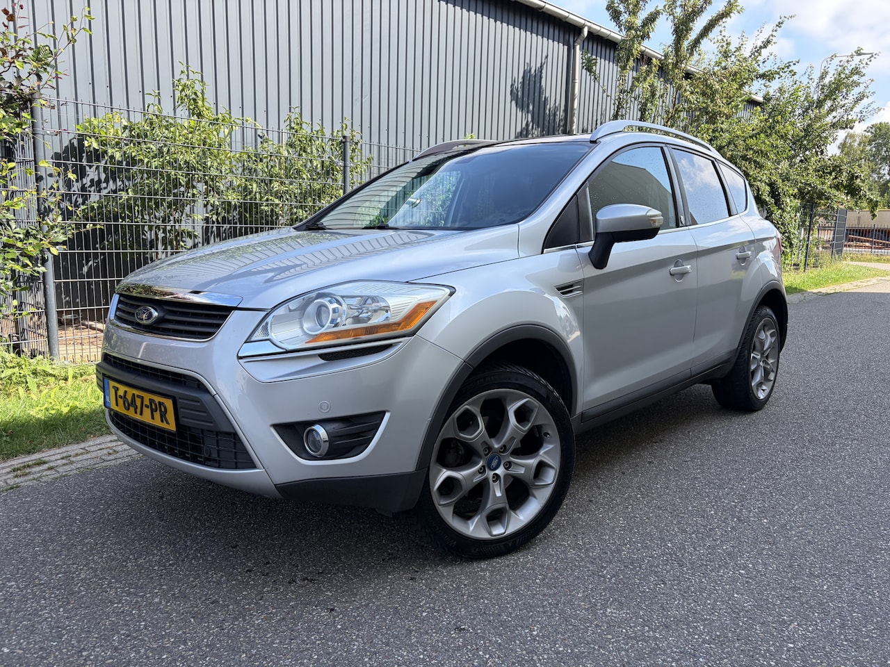 Ford Kuga - 2.5 20V Titanium / AUTOMAAT / PANORAMADAK/ AWD / LEER / TREKHAAK / 135dkm! - AutoWereld.nl