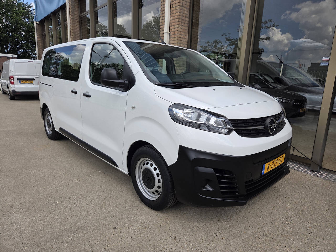 Opel Vivaro-e - L2 Innovation 50 kWh SNELLADER 9-Persoons Airco Cuisecontrol Accucertificaat aanwezig - AutoWereld.nl