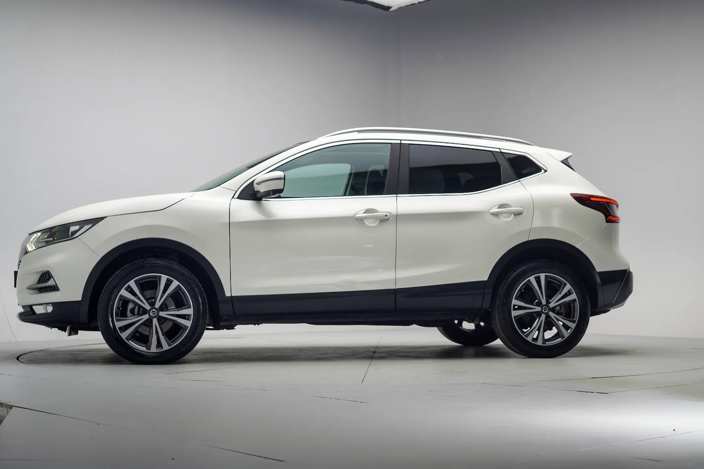 Nissan Qashqai - 1.2 N-Connecta [ Panoramadak 360°Camera Navi Trekhaak ] - AutoWereld.nl