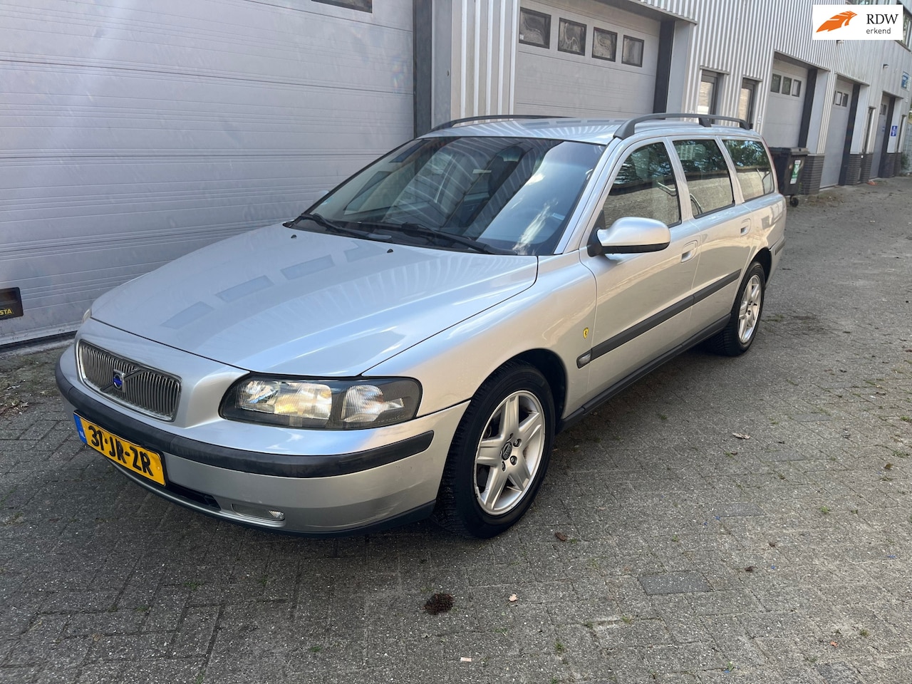 Volvo V70 - 2.4 Comfort Line! AUTOMAAT! 7P! BOEKJES! AIRCO! - AutoWereld.nl