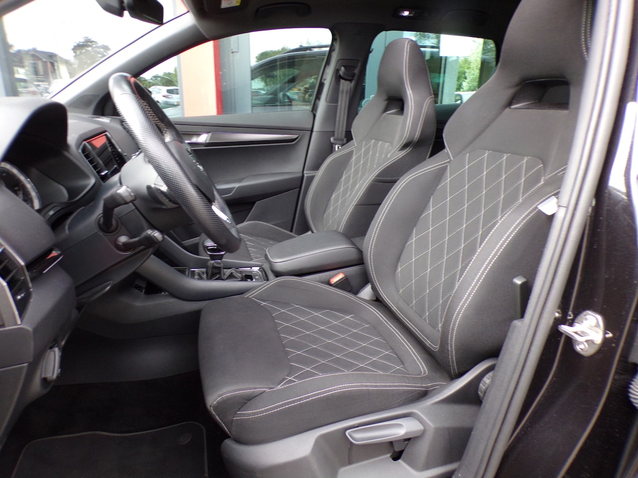 Skoda Karoq - 1.5 TSI ACT Sportline Business Pano Trekhaak Carplay Navi Bomvol!!! - AutoWereld.nl