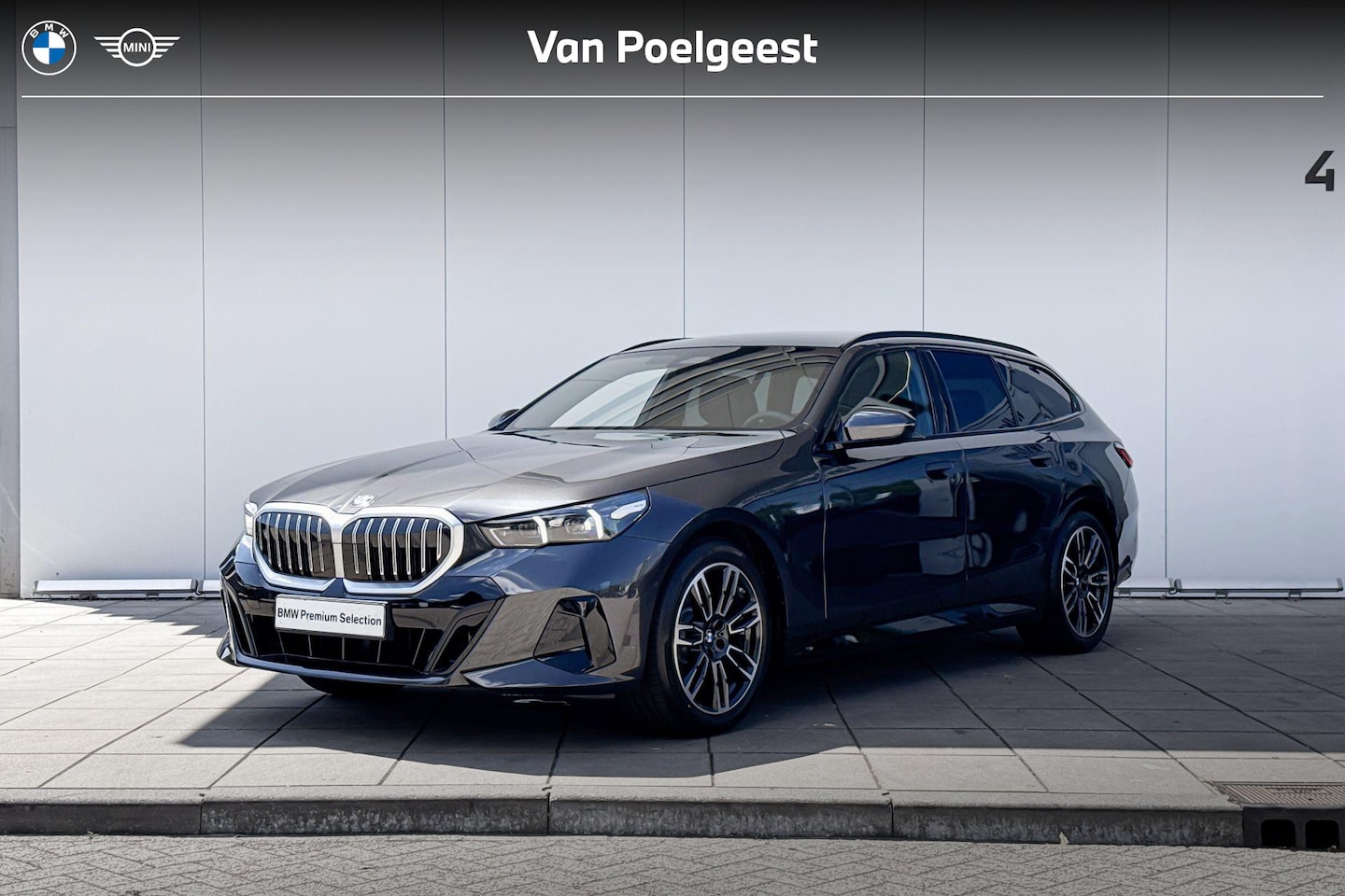 BMW 5-serie Touring - 520i M-Sport / Comfort Stoelen / Glazen dak / Comfort Acces / Getinte Ramen / Trekhaak - AutoWereld.nl
