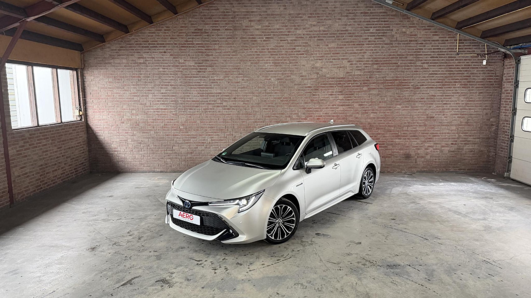Toyota Corolla Touring Sports - 1.8 Hybrid Dynamic Automaat Camera / Winterpakket / Nieuwe Allseason Banden - AutoWereld.nl