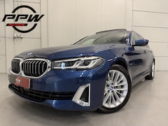 BMW 5-serie Touring - 530e xDrive High Exe PANO/TREKHAAK/H&K/HEAD-UP/ADAPTIVE-ONDERSTEL/18"/360CAMERA/LEER-COMFO