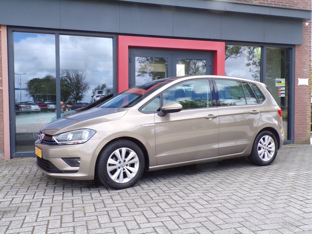 Volkswagen Golf Sportsvan - 1.0 TSI Connected Series Trekhaak ECC Cruise Carplay Navi - AutoWereld.nl