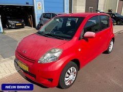 Daihatsu Sirion 2 - 1.0-12V Trend 2008 - geen APK - zo mee Stuurbekrachtiging, 4 elek. ramen, radio, centrale