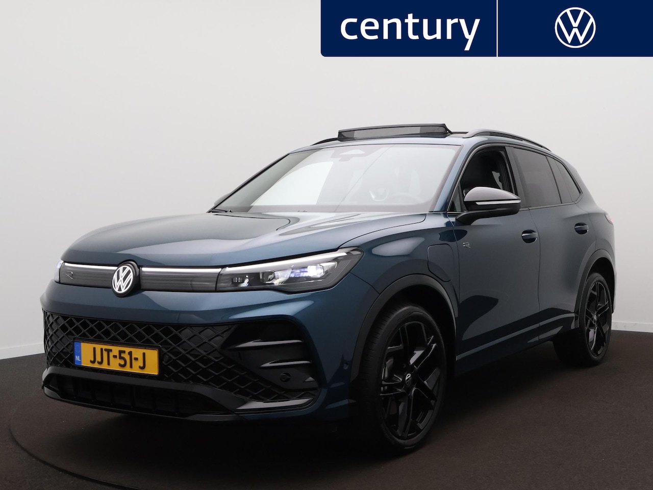 Volkswagen Tiguan - 1.5 eHybrid R-Line Edition / Panodak / Zwenk.Trekhaak / Camera / ACC / Dodehoeksensoren / - AutoWereld.nl