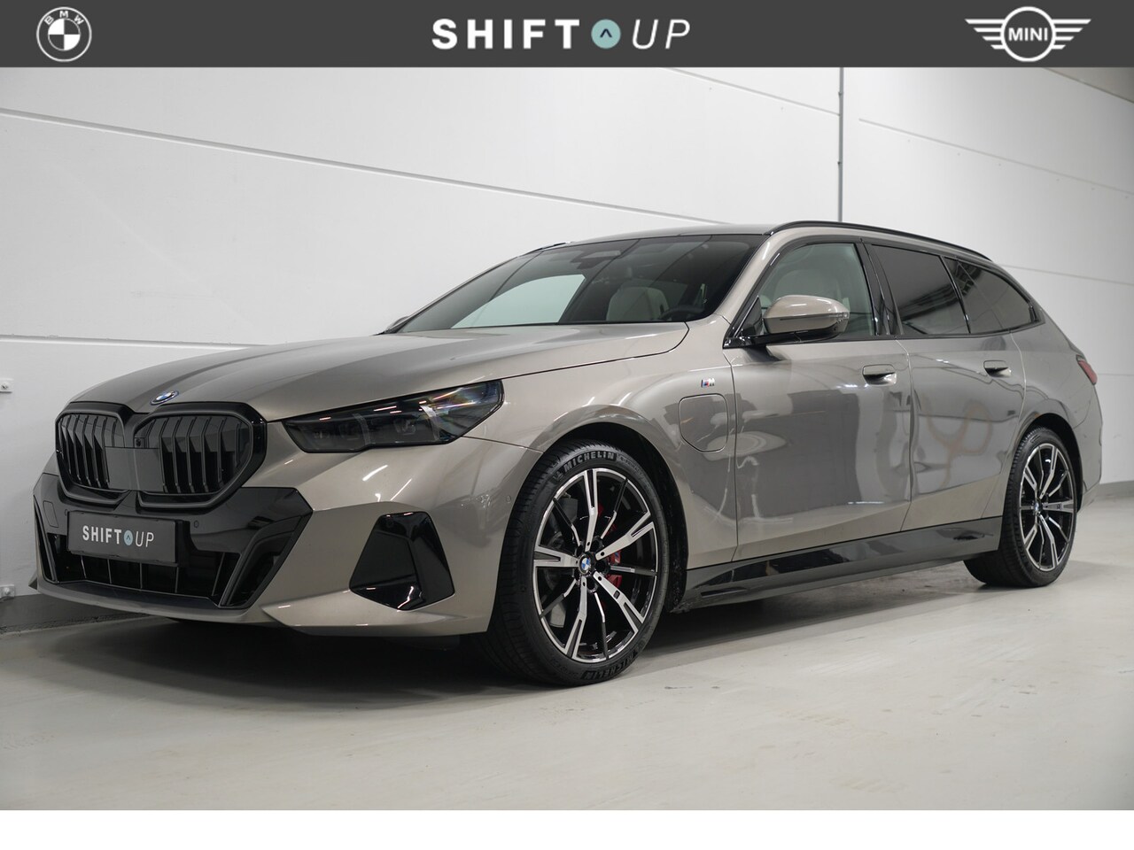 BMW 5-serie Touring - 550e xDrive M-Sport Bowers Wilkins | Panoramadak | Stoelventilatie | Alcantara Hemel - AutoWereld.nl