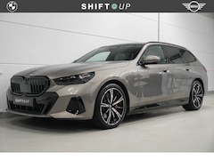 BMW 5-serie Touring - 550e xDrive M-Sport Bowers Wilkins | Panoramadak | Stoelventilatie | Alcantara Hemel