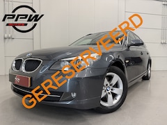 BMW 5-serie Touring - 520i High Exe aut. UNIEK 124DKM/PLATINGRAU/TREKHAAK/ZWART LEER COMFORT-SPORT+MEMORY//BI-XE