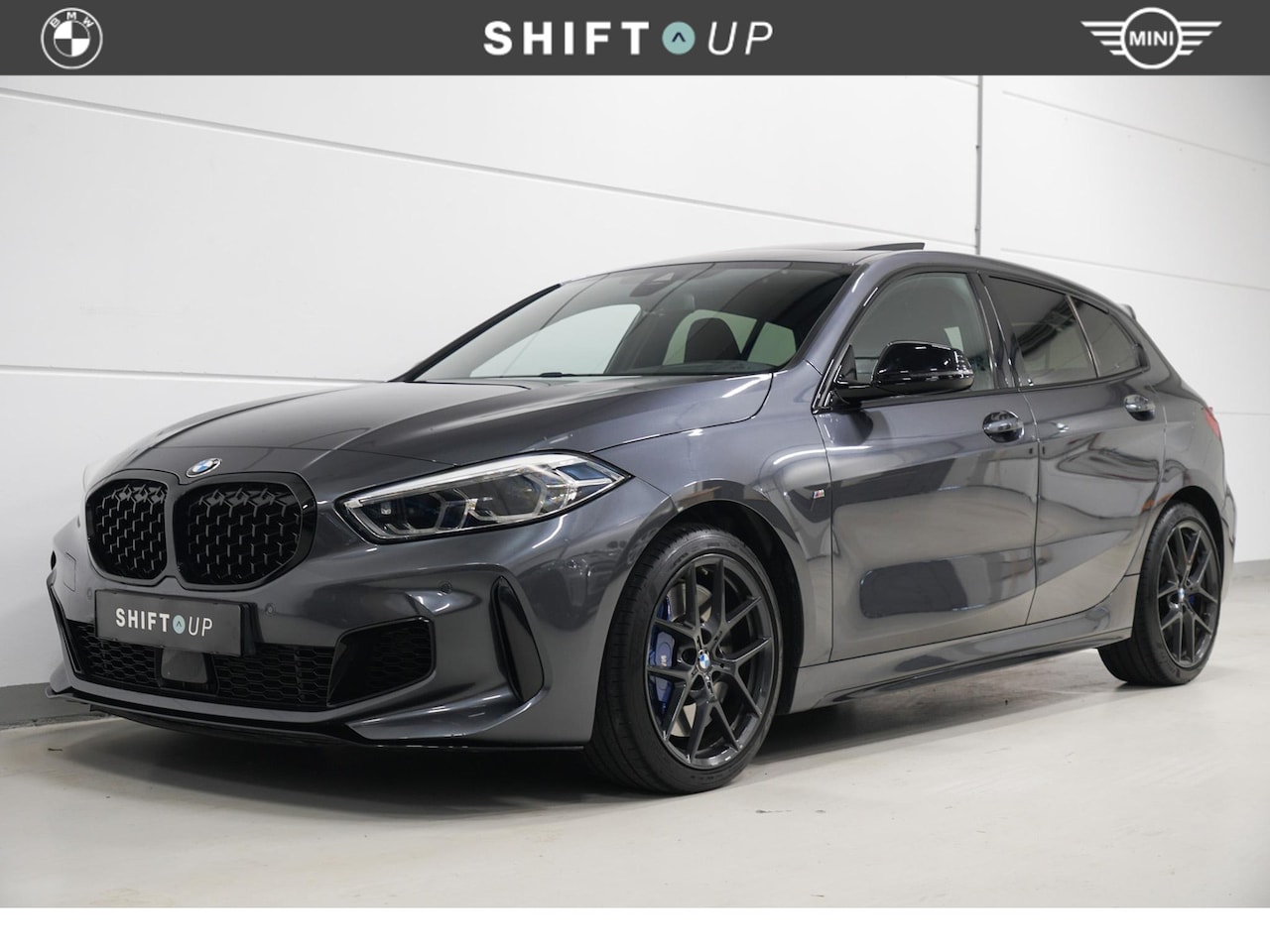 BMW 1-serie - M135i xDrive Panoramadak | Harman Kardon | Head Up | Schaalstoelen - AutoWereld.nl