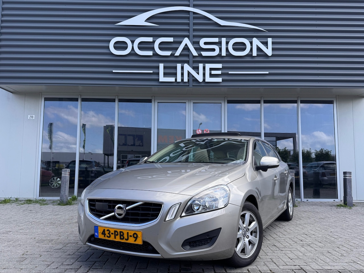 Volvo V60 - 2.0T Kinetic | Automaat | Cruise | Navi - AutoWereld.nl