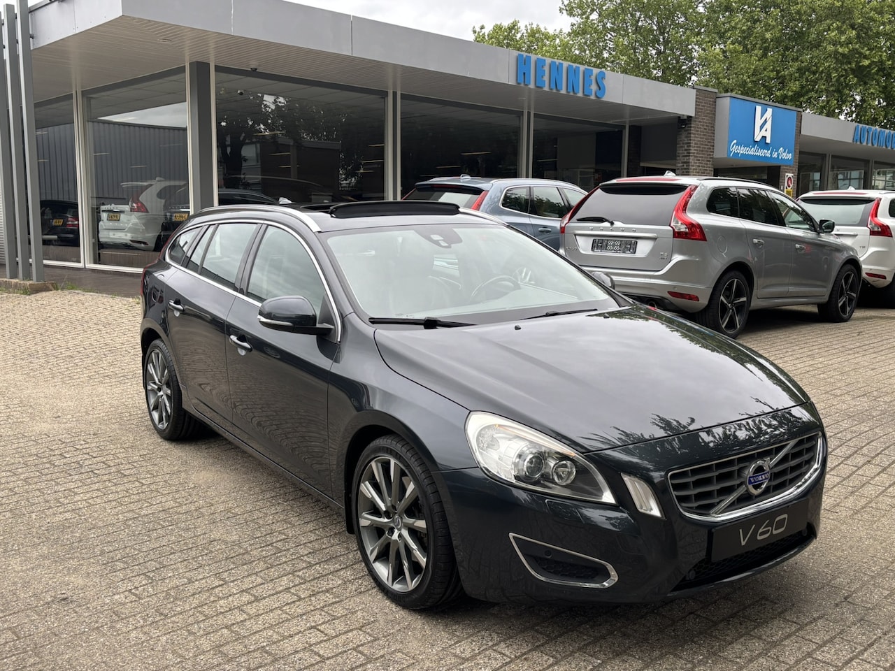 Volvo V60 - 3.0 T6 AWD Summum Schuifdak Standkachel On call Keyless - AutoWereld.nl