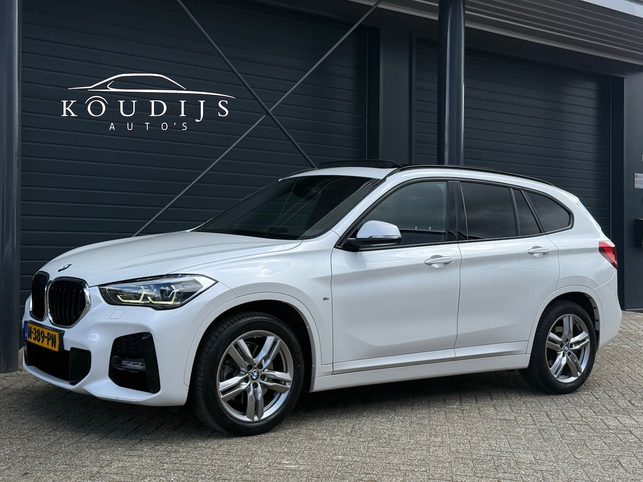 BMW X1 - xDrive20i High Executive XDrive20i High Executive, M-sport, Shadow-line, Panodak, Head-Up, Adaptive cruise - AutoWereld.nl