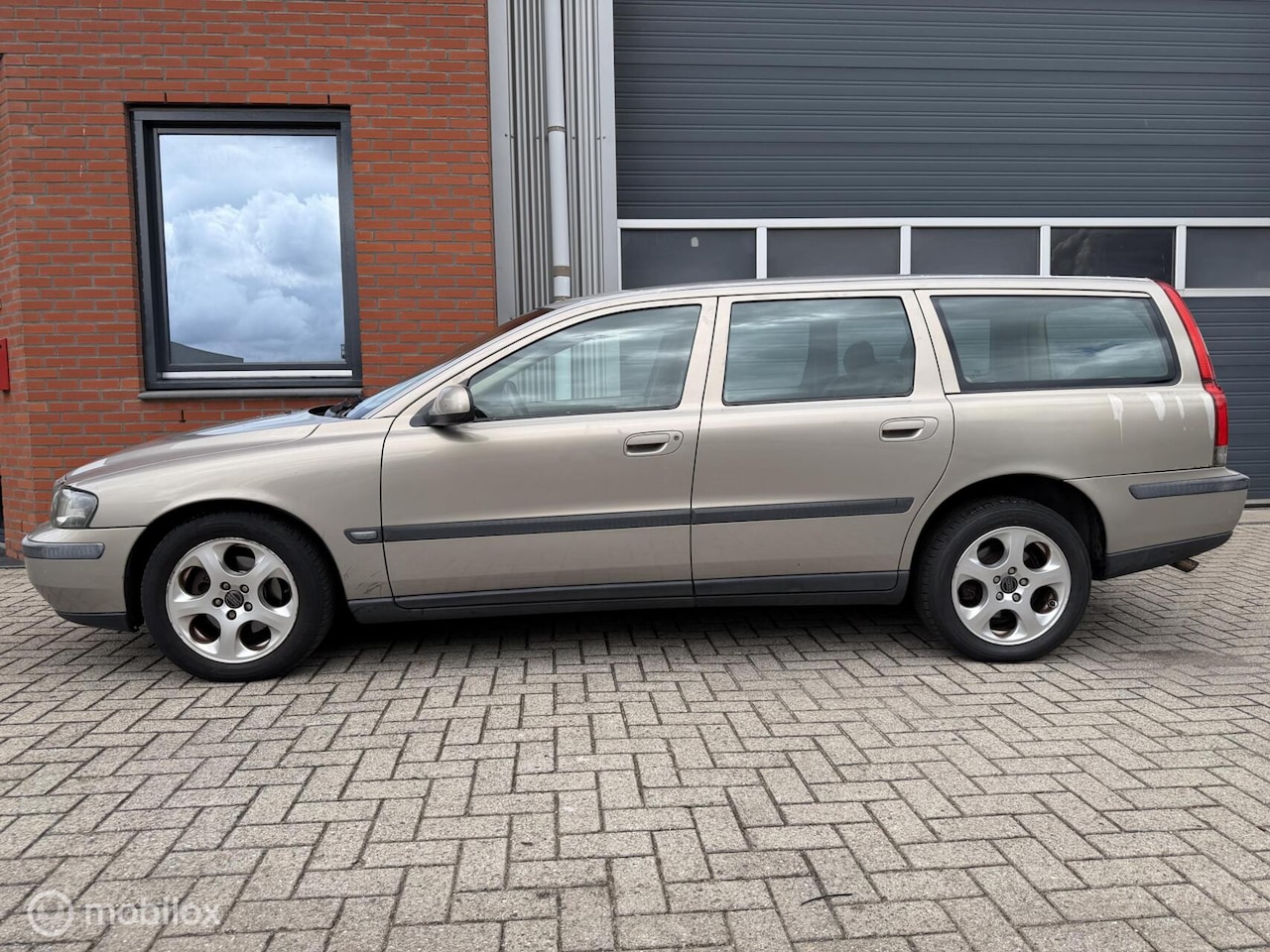 Volvo V70 - 2.4 Comfort Line - apk 12-2026 - trekhaak - - AutoWereld.nl