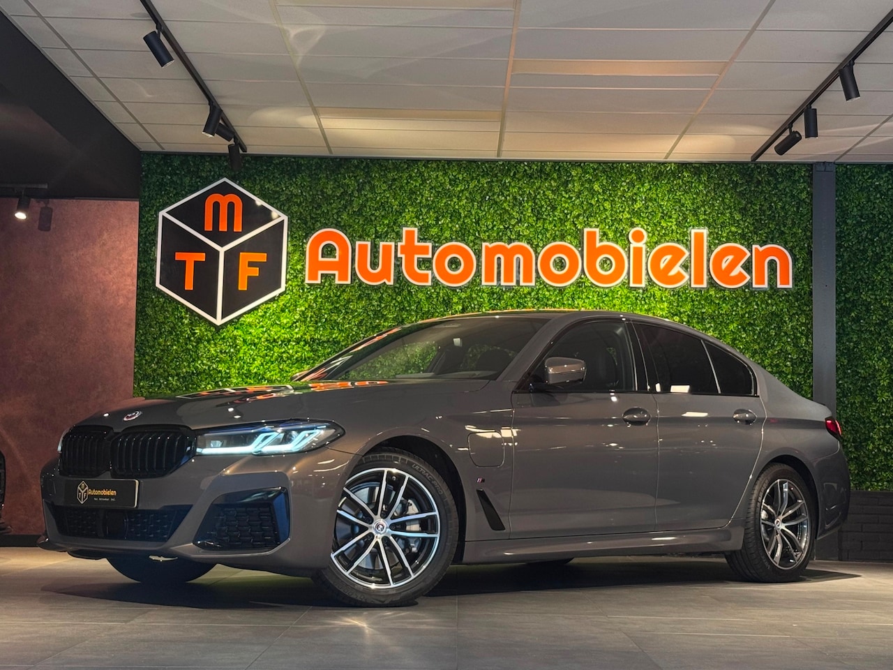 BMW 5-serie - 530e M SPORT 292 PK |LASER|ALVITGRAU|ASSIST PRO|HUD|TREKHAAK - AutoWereld.nl