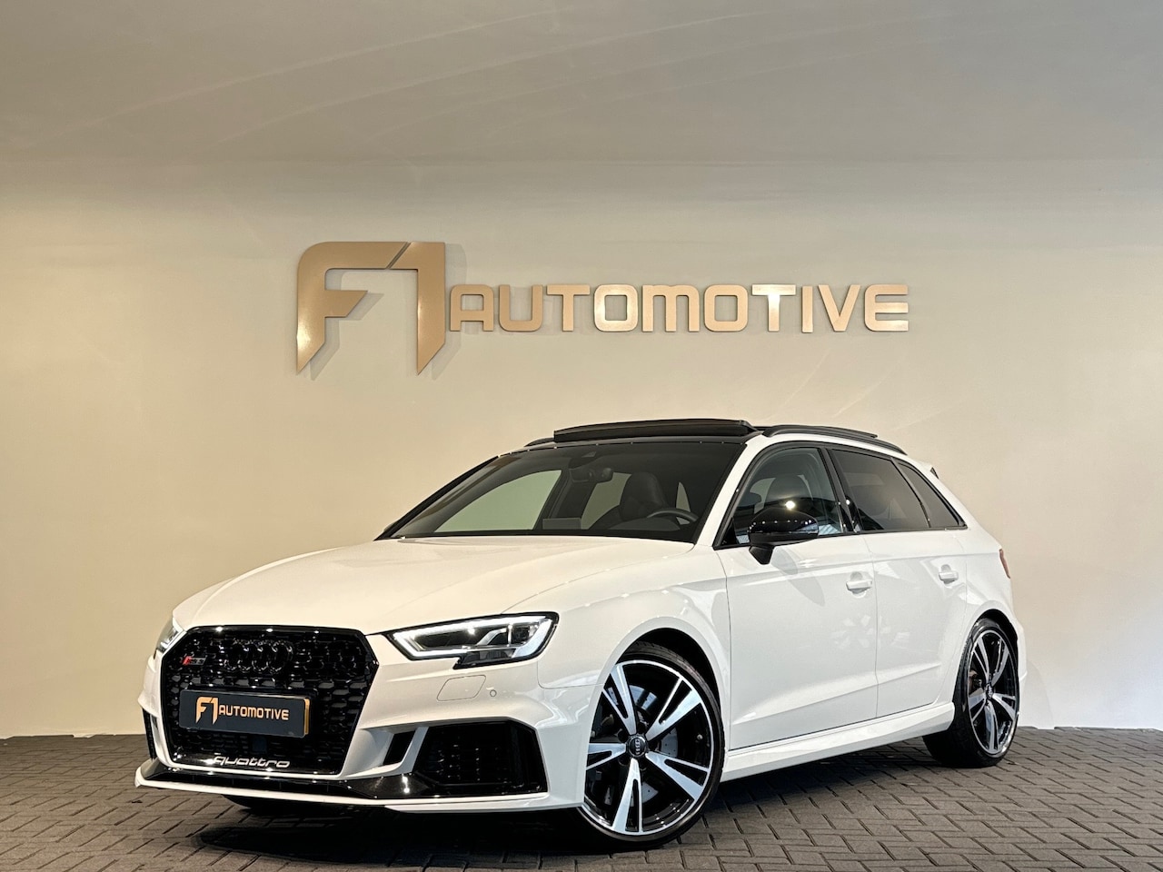 Audi RS3 - Sportback 2.5 TFSI quattro Pano|Keyless|B&O|RS Seat|Camera - AutoWereld.nl