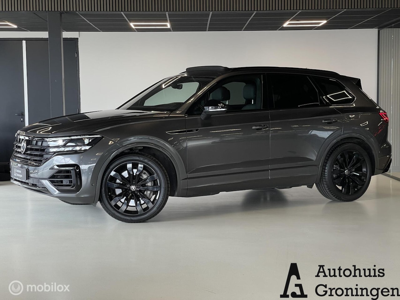 Volkswagen Touareg - 3.0 TSI Hybrid R-Line | Pano | Luchtvering | Head-Up | Trekhaak - AutoWereld.nl