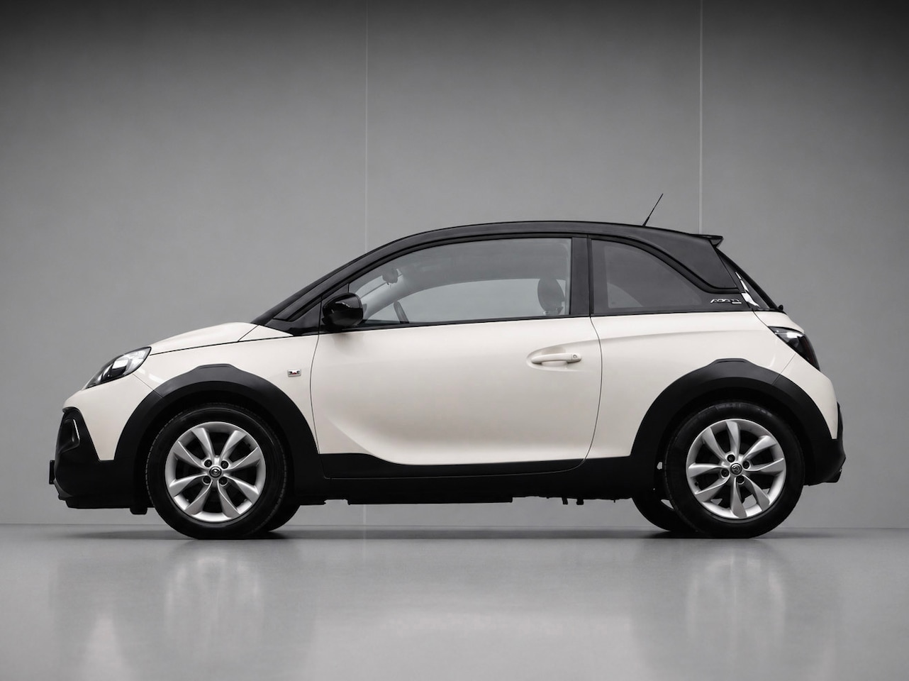 Opel ADAM - 1.0 Turbo Rocks Sport Cabrio (SCHUIFDAK,AIRCO,CRUISE,BLACK/WHITE EDITION,GETINT,LED,SPORTS - AutoWereld.nl