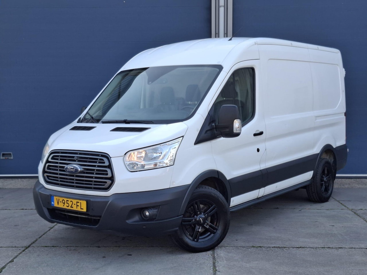 Ford Transit - 330 2.0 TDCI L2H2 Trend AIRCO / CRUISE CONTROLE / NAVI / TREKHAAK /  EURO 6 - AutoWereld.nl