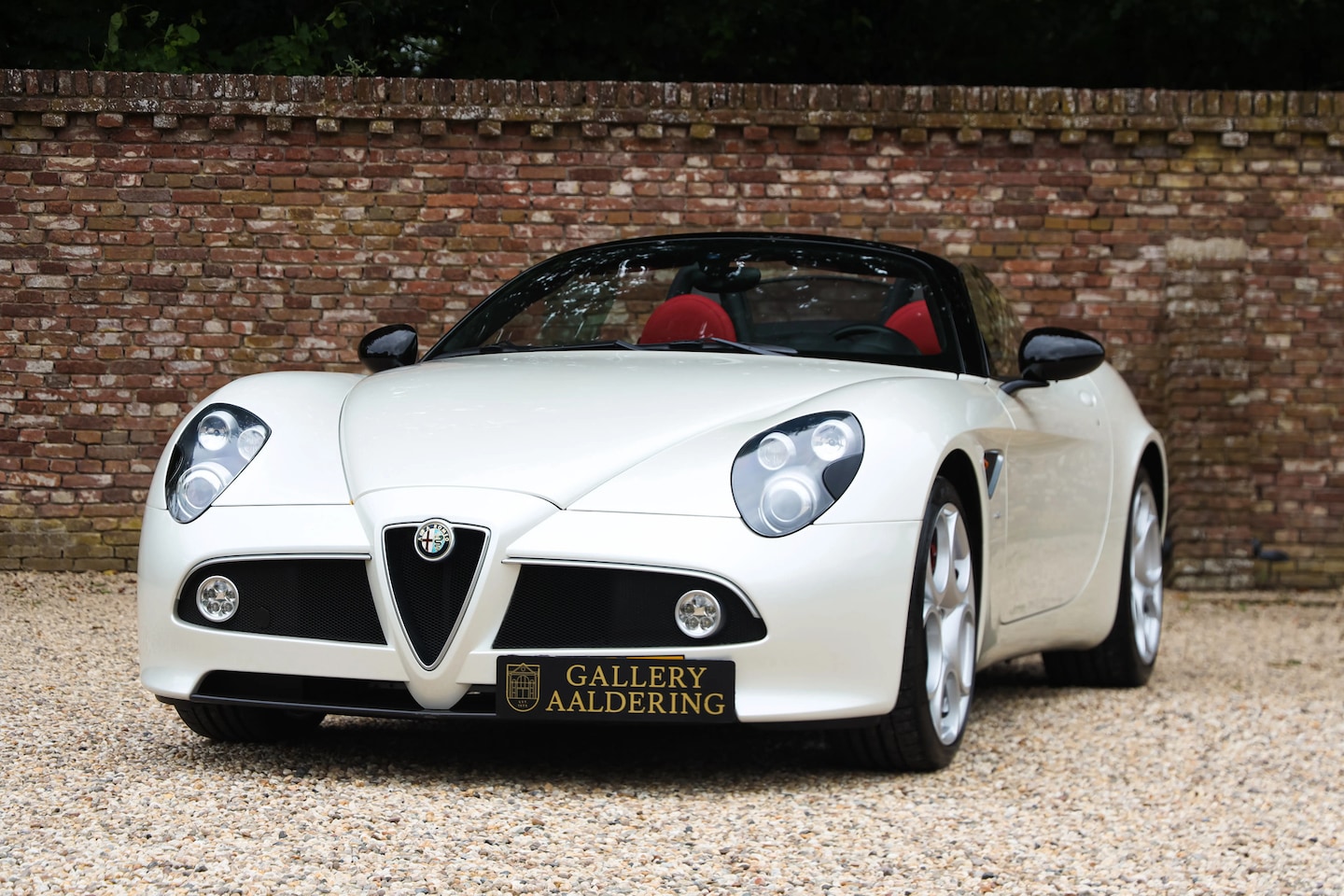 Alfa Romeo 8C - Spider "Less than 9.800 kilometers" "Less than 9.800 kilometers" - Documented with a histo - AutoWereld.nl