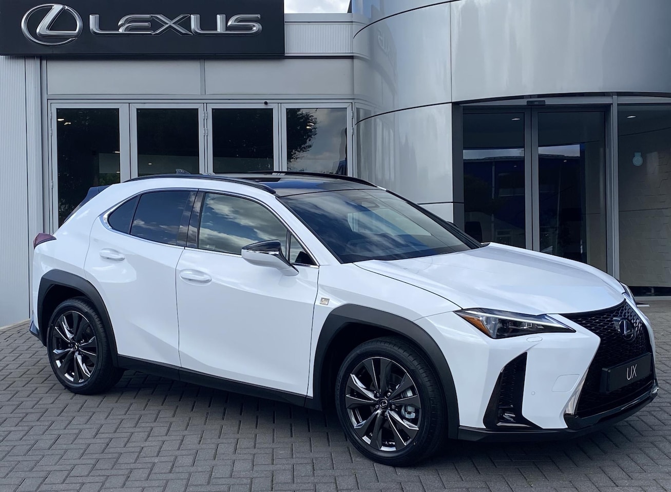 Lexus UX - 300h Ultimate Edition DIRECT LEVERBAAR EL-ACHTERKLEP STUURVERW STOELVERW GROOT-SCHERM BLIN - AutoWereld.nl