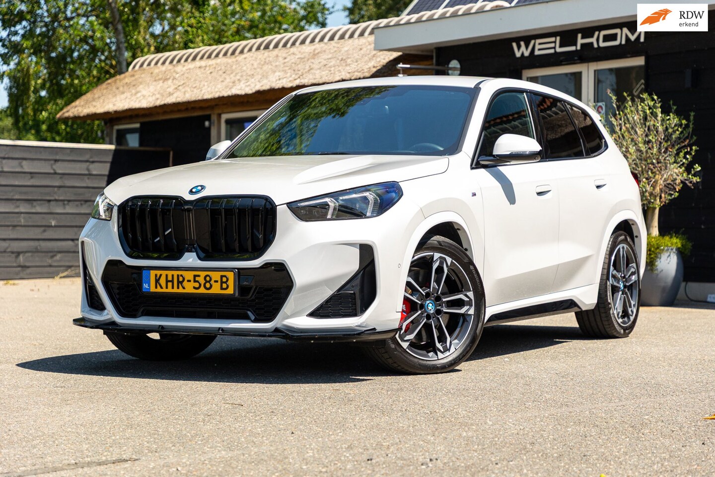 BMW iX1 - EDrive 20 M Sport Live Cockpit I Mineralweiss Metallic I Head Up I Led I CarPlay I 360 Cam - AutoWereld.nl