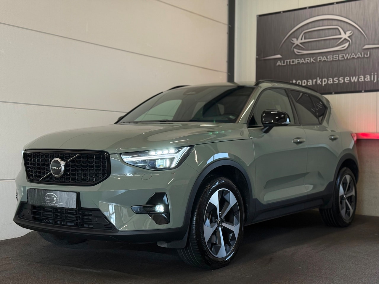 Volvo XC40 - 2.0 B3 Ultra Dark 2WD Pano, ACC, Apple Carplay, Virtual Cockpit, Harman&Kardon, Stoelverwa - AutoWereld.nl