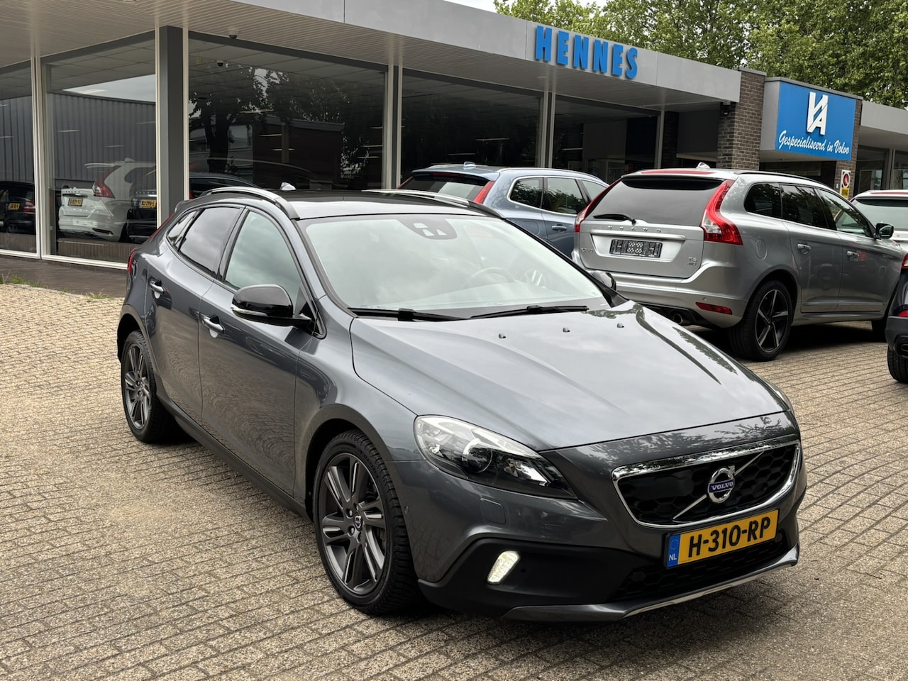 Volvo V40 Cross Country - 2.5 T5 AWD Summum Acc Standkachel Pano Premium sound - AutoWereld.nl