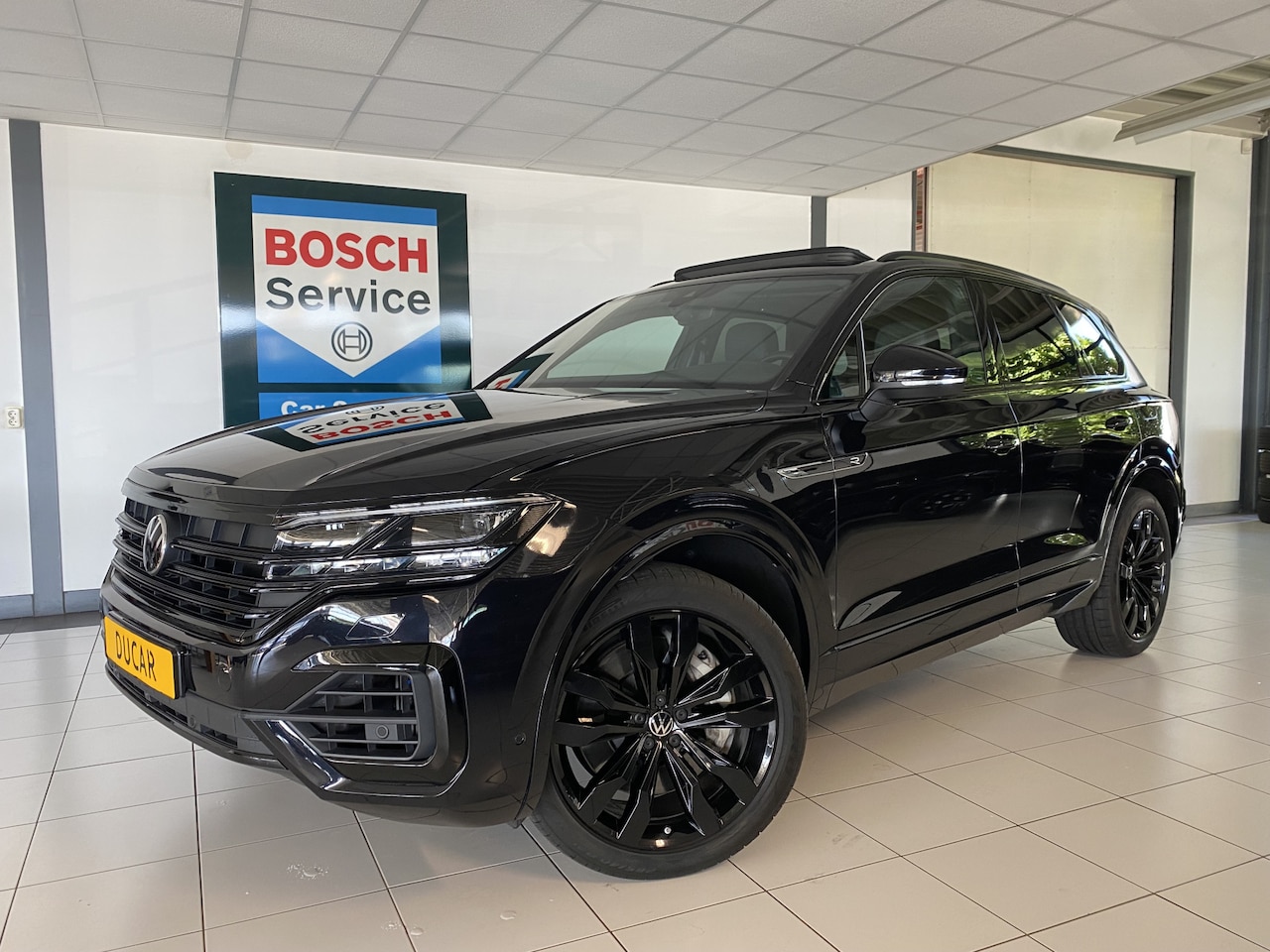 Volkswagen Touareg - 3.0 TSi 4MOTION R 462 PK / Panoramadak / Trekhaak/ - AutoWereld.nl