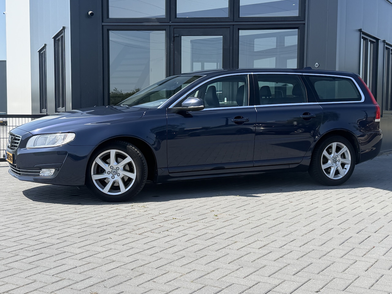 Volvo V70 - T4 Nordic+ Leer | Verwarmbare stoelen | nwe distributie - AutoWereld.nl