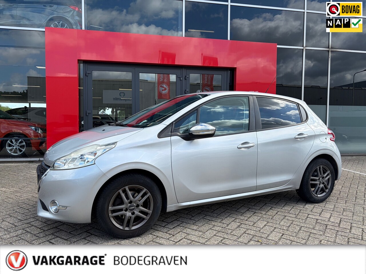 Peugeot 208 - 1.2 VTi Style / navigatie / parkeerhulp - AutoWereld.nl