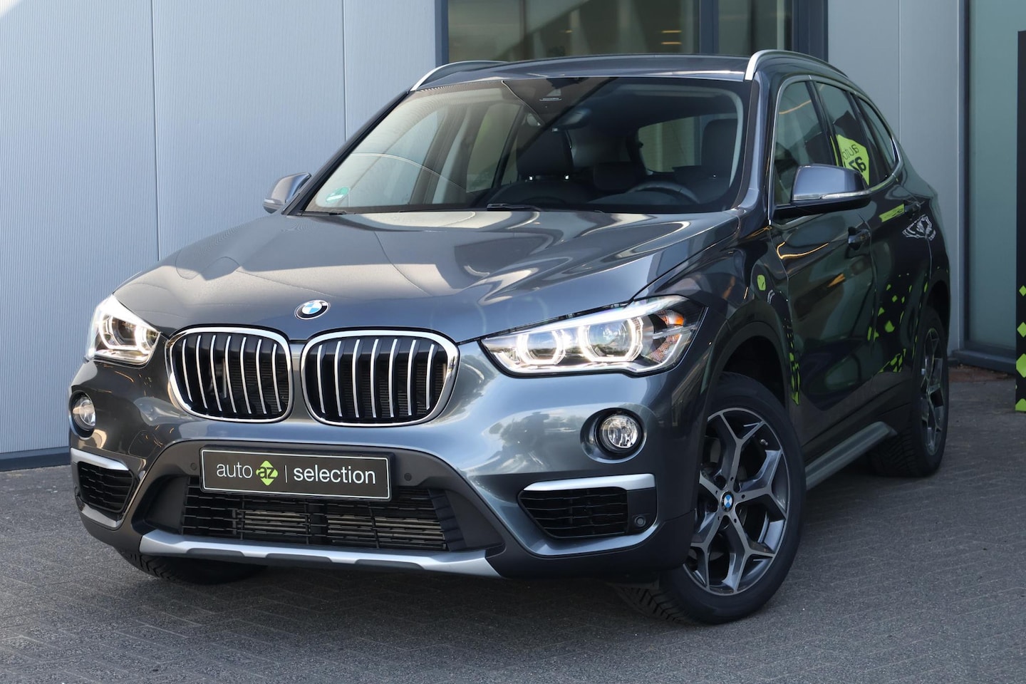 BMW X1 - sDrive20i Orange Edition III / DAB / Camera / Head up - AutoWereld.nl