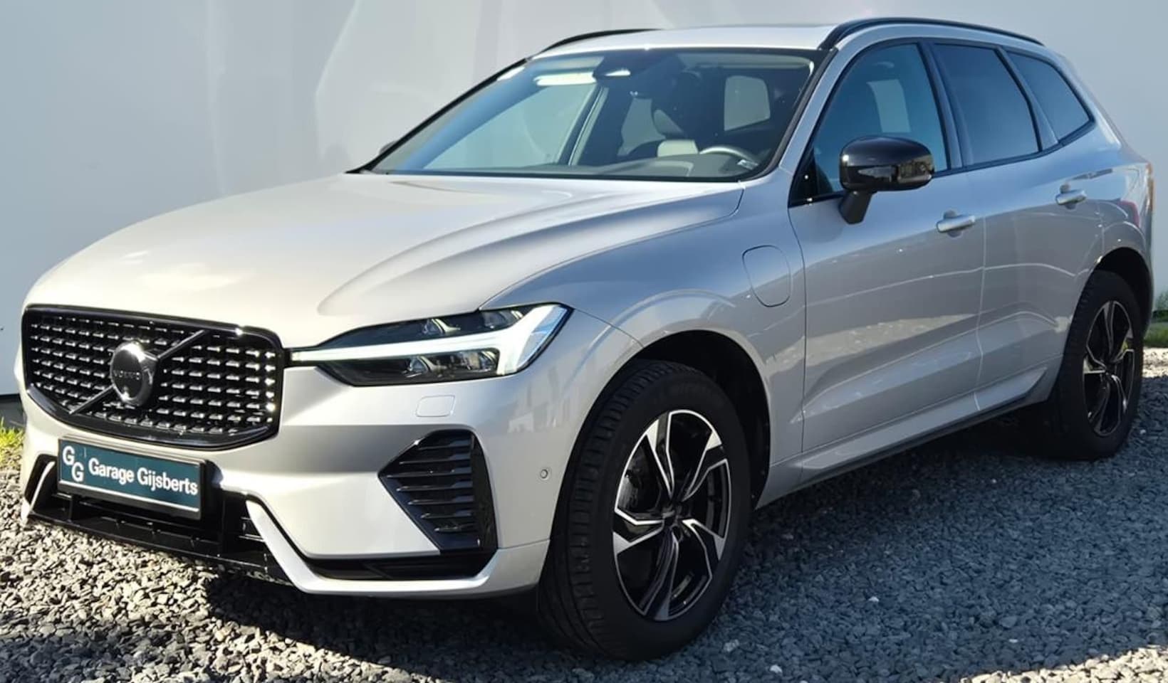 Volvo XC60 - 2.0 T6 PheV hybrid AWD Plus Dark Trekhaak -  360 Camera - 19” Wielen - Panoramadak - Light - AutoWereld.nl