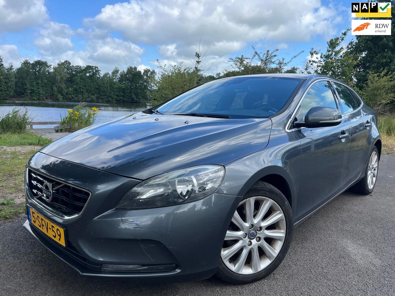 Volvo V40 - 1.6 D2 Momentum | Airco | Bluetooth | Navi| Trekhaak - AutoWereld.nl